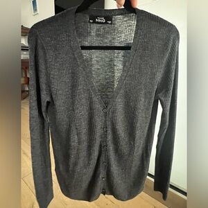 Mango Gray Knit V-Neck Cardigan Sweater 100% Wool.